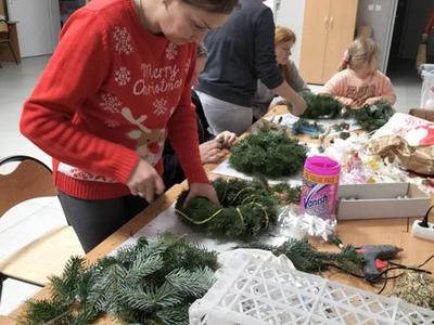 Dzieci z Placówki Wsparcia Dziennego w Kusicach wykonują stroiki. 