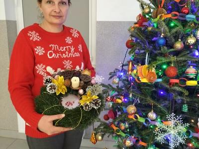 Mama jednej z wychowanek Placówki Wsparcia Dziennego w Kusicach pozuje ze stroikiem. 