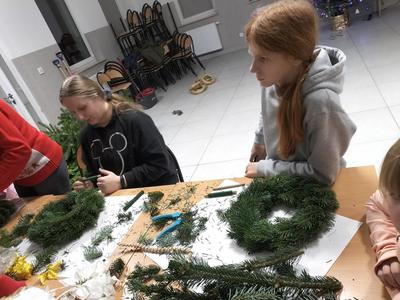 Warsztaty wykonywania stroików świątecznych, dzieci z Placówki Wsparcia Dziennego w Kusicach.