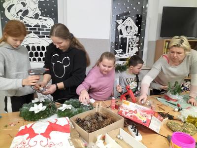 Dzieci z Placówki Wsparcia Dziennego w Kusicach wykonują stroiki. 