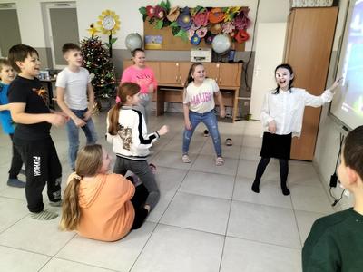 Dzieci z Placówki Wsparcia Dziennego w Kusicach przy ekranie multimedialnym.