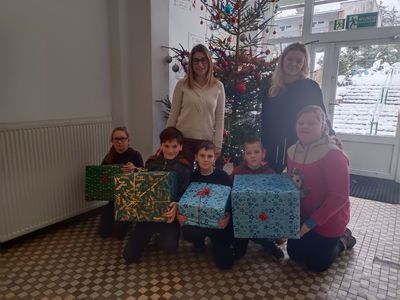 Koordynatorki akcji wraz dziećmi i przygotowanymi paczkami.