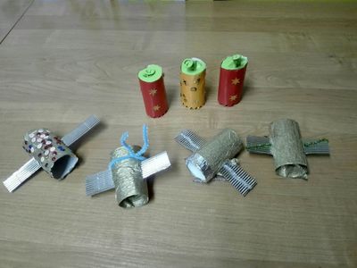 Satelity z recyklingu oraz wyrzutnie na konfetti wykonywane przez dzieci z Placówki Wsparcia Dziennego w Podgórkach.