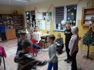 Zabawa sylwestrowa dzieci z Placówki Wsparcia Dziennego w Podgórkach.