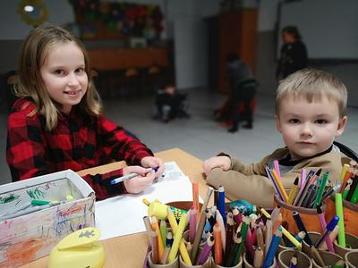 Dzieci z Placówki Wsparcia Dziennego w Kusicach podczas kolorowania.