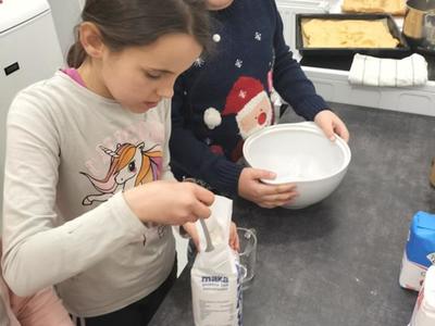 Dzieci z Placówki Wsparcia Dziennego w Kusicach przygotowują świąteczne smakołyki.