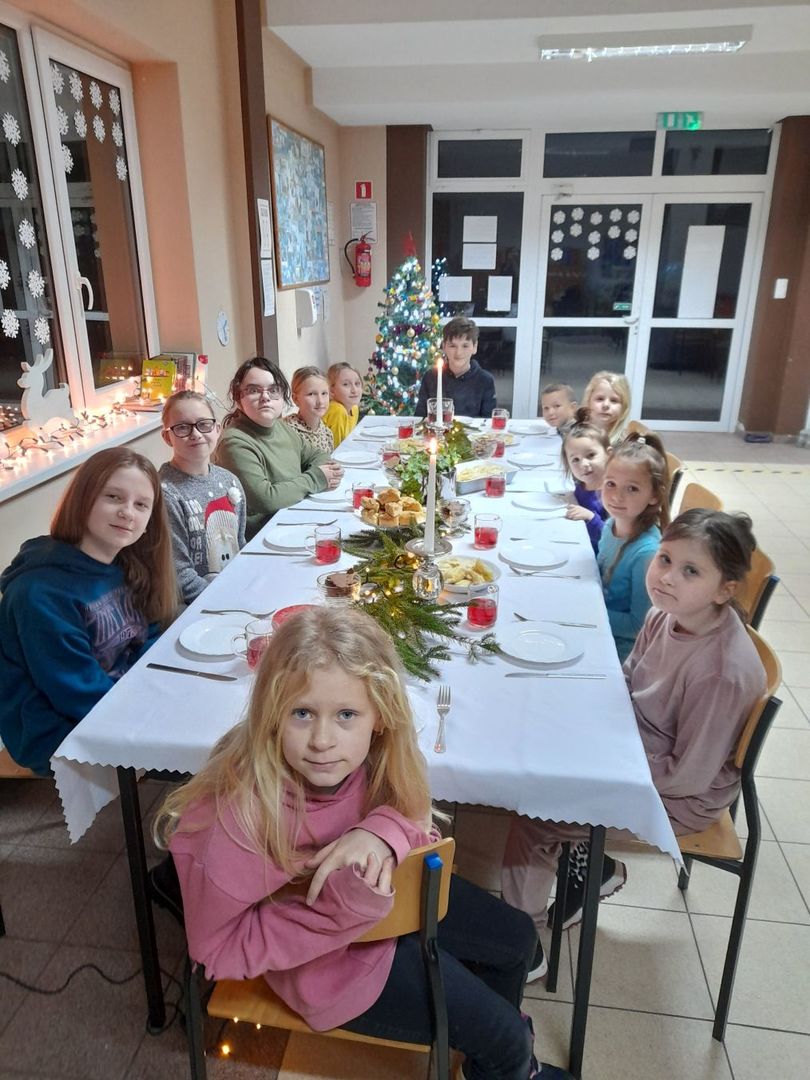 Dzieci z PWD przy wigilijnym stole.