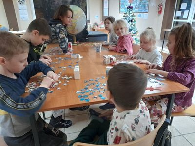 Dzieci układające puzzle.