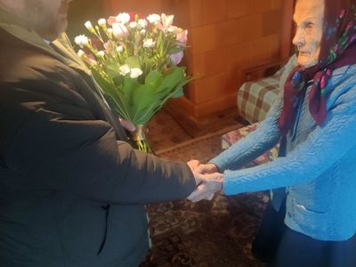 Wójt Radosław Nowakowski wręcza bukiet kwiatów Pani Helenie Sobczuk. 