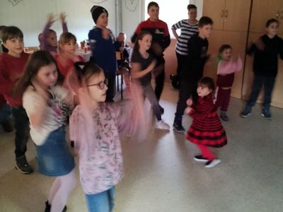 Dzieci tańczą w Azylu w Sulechówku podczas zabawy mikołajkowej. 
