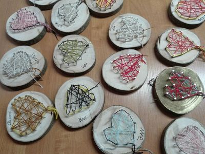 Prace dzieci wykonane w technice string -art.