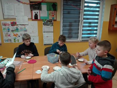 Dzieci wykonują swoje prace dla babć i dziadków.