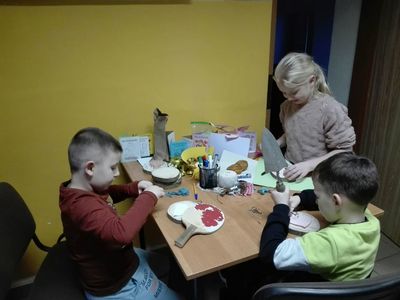 Dzieci wykonują swoje prace dla babć i dziadków.