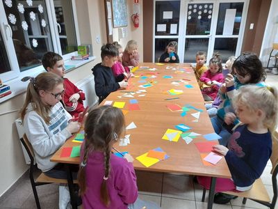 Dzieci podczas wycinania elementów tangramów.