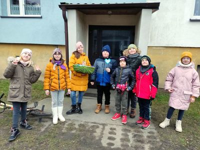 Dzieci z Kosierzewo gotowe do wręczenia upominków.
