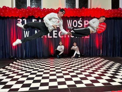 Występ grupy breakdance podczas finału WOŚP.
