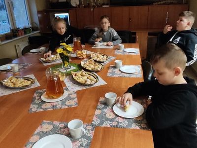 Dzieci z Kosierzewa podczas słodkiego poczęstunku.