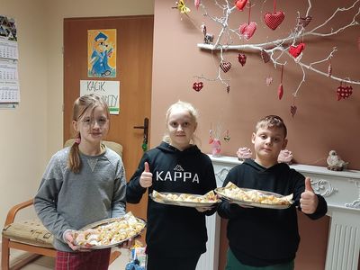 Dzieci z Kosierzewa prezentują upieczone rogaliki.