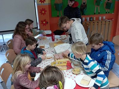 Dzieci przygotowujące tosty na zajęciach kulinarnych.