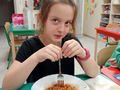 Ola z Placówki Wsparcia Dziennego w Niemicy  przy swoim smacznym spaghetti.