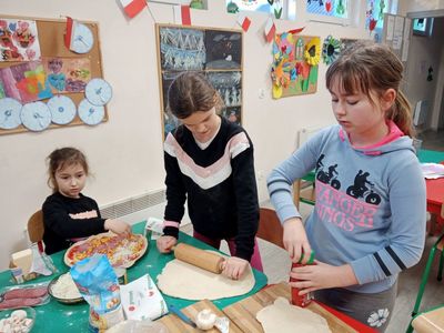 Dzieci z Placówki Wsparcia Dziennego w Niemicy ze swoją pizzą.