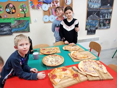 Dzieci z Placówki Wsparcia Dziennego w Niemicy przy gotowych pizzach.