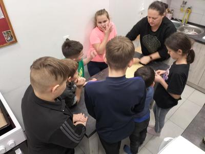 Dzieci z Placówki Wsparcia Dziennego w Kusicach podczas przygotowywania dań w świetlicy w Kusicach.