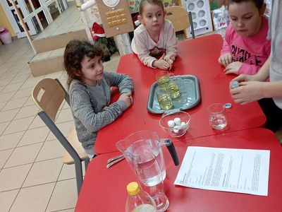 Dzieci z PWD z Lasek wykonują eksperyment "Wodny Wulkan".