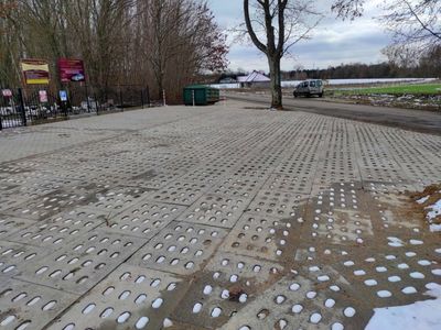 Nowy parking przy cmentarzu w Ostrowcu. 