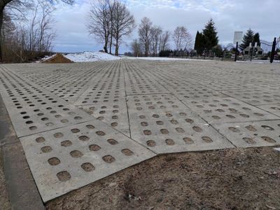 Nowy parking przy cmentarzu w Ostrowcu. 