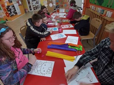 Wychowankowie z PWD z Lasek wykonują prace plastyczne farbami, bibułą, plasteliną, flamastrami oraz kredkami.