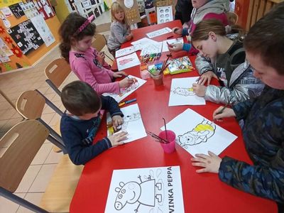 Wychowankowie z PWD z Lasek wykonują prace plastyczne farbami, bibułą, plasteliną, flamastrami oraz kredkami.