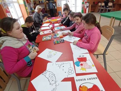 Wychowankowie z PWD z Lasek wykonują prace plastyczne farbami, bibułą, plasteliną, flamastrami oraz kredkami.