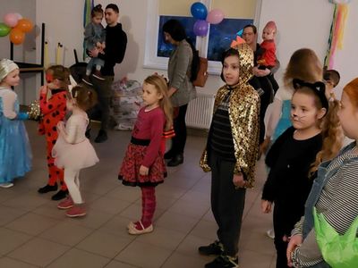 Dzieci w przebraniach na balu karnawałowym w Gorzycy.