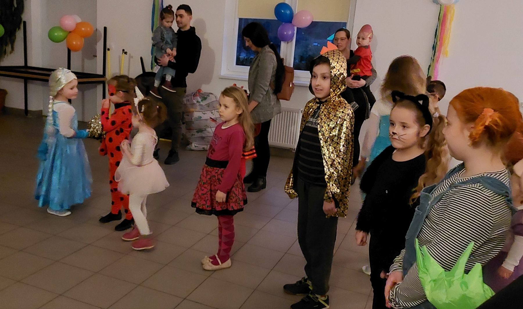 Dzieci w przebraniach na balu karnawałowym w Gorzycy.