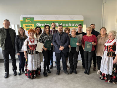 Zdjęcie grupowe wszystkich przedstawicieli organizacji pozarządowych z Wójtem Gminy Malechowo.