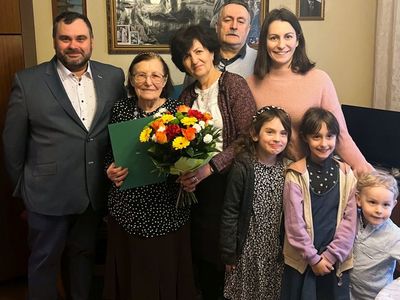 Wójt Radosław Nowakowski z jubilatką Panią Heleną Nazimiec wraz z rodziną.