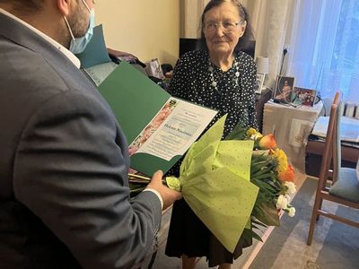 Wójt Gminy Malechowo odczytuje list gratulacyjny wraz z życzeniami.
