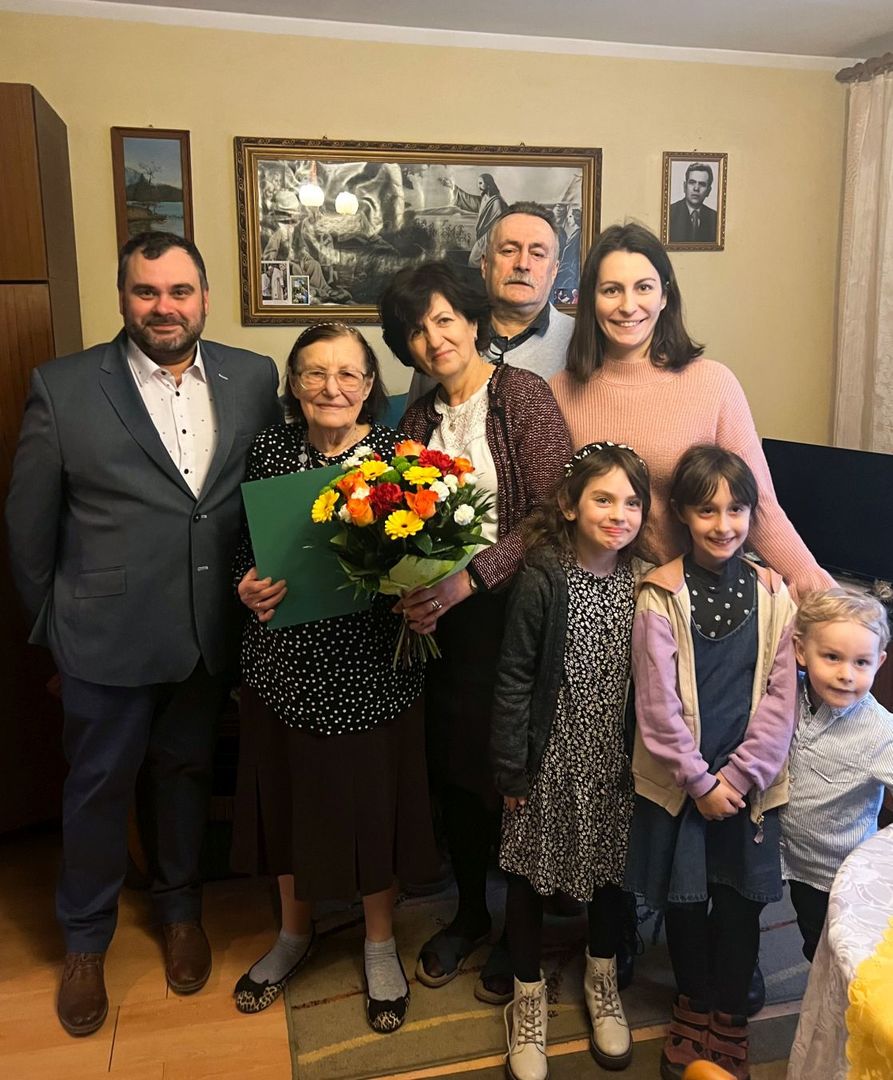 Wójt Radosław Nowakowski z jubilatką Panią Heleną Nazimiec wraz z rodziną.