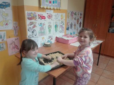 Dzieci z PWD w Podgórkach lepią z modeliny