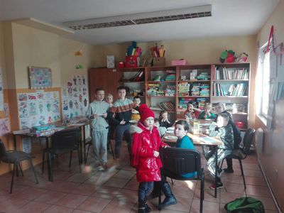 Dzieci z PWD w Podgórkach jedzą naleśniki.
