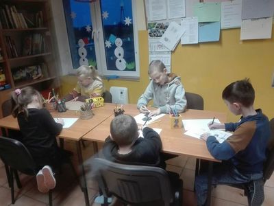 Dzieci z PWD rysują.