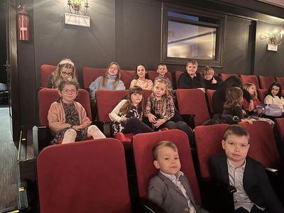 Dzieci ze Świetlicy Kultury w trakcie spektaklu.