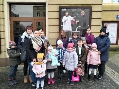 Zdjęcie grupowe dzieci z PWD Kusice przed teatrem.