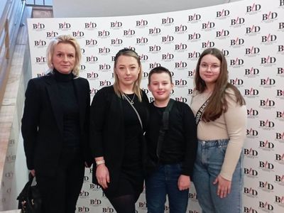 Dzieci z PWD z Lasek wraz z wychowawczyniami pozują do zdjęcia w teatrze.