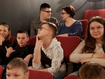 Dzieci z PWD z Lasek podczas spektaklu w teatrze.