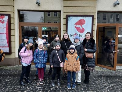 Zdjęcie grupowe przed Bałtyckim Teatrem Dramatycznym.