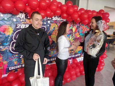 Szefowa Sztabu WOŚP Gminy Malechowo - Eliza Wróblewska-Hencel gratuluje najlepszej wolontariuszce: Beacie Hetmańskiej i Arturowi Beśce. 