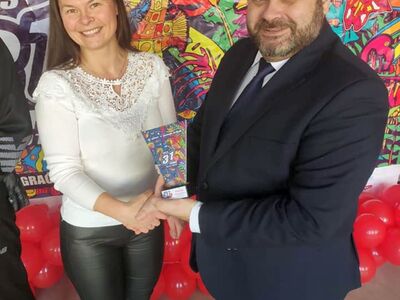 Najlepsza wolontariuszka Beata Hetmańska i wójt Radosław Nowakowski. 