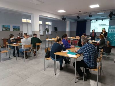 Grupa osób z prowadzącymi biorąca udział w warsztatach.